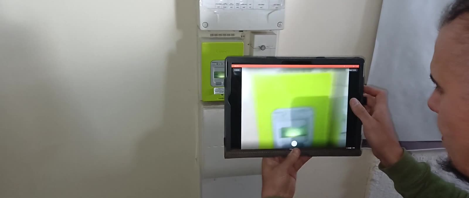 Relevé de compteur électrique photographié pendant un état des lieux avec EDL N°1